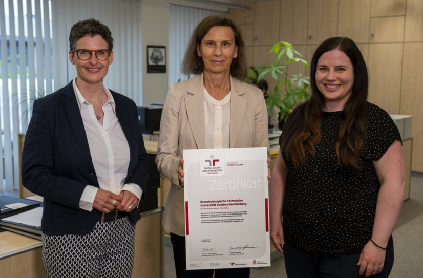 Über das Zertifikat zum audit familiengerechte hochschule freuen sich die BTU-Präsidentin Prof. Dr. Gesine Grande (Mitte), die Leiterin des Referats Corporate Identity Ilka Seer (li.) und die Referentin für Diversität und Gesundheitsförderung Simone Ruhwald.