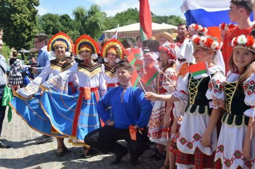 Das Volkstanzensemble Rodnik aus Russland(l.) wird nach 2016 und 2018 zum dritten Mal anreisen. Foto: Landkreis Spree-Neiße