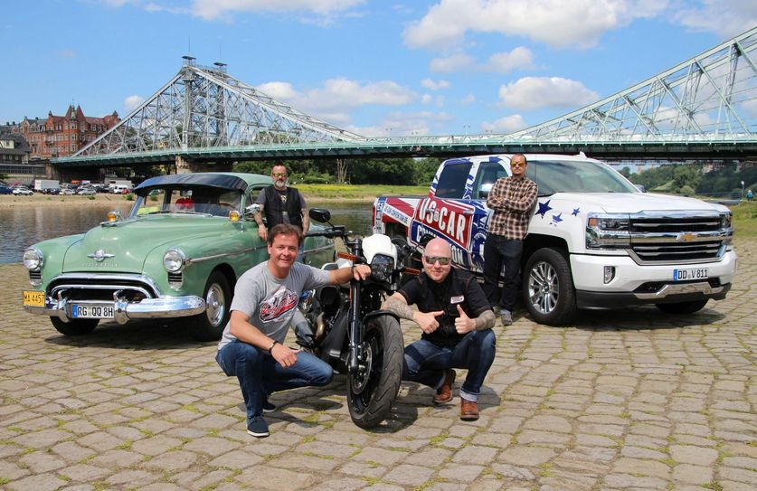 Die Macher der US Car Convention Matteo Böhme und Mathias Lindner (im Vordergrund) und Lukas und Matthias Eisenreich (Vater und Sohn), beim heutigen Pressetermin unterhalb des Blauen Wunders. Fotos: Büttner