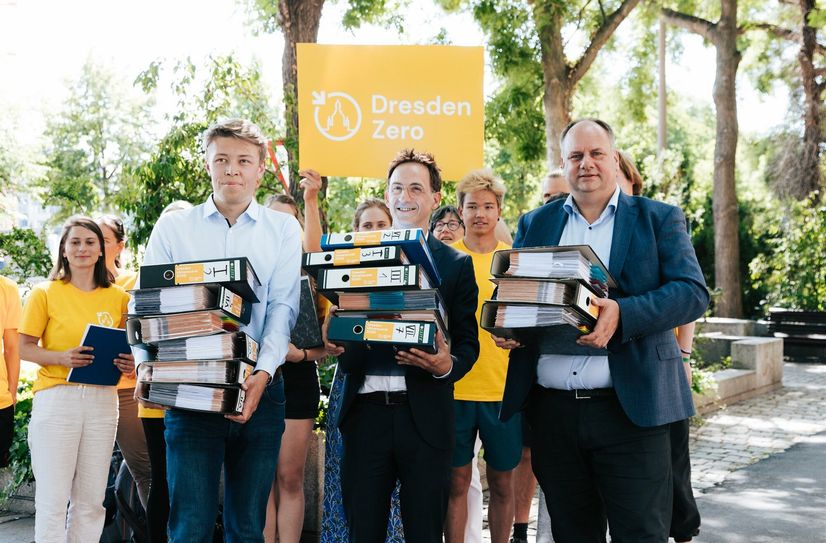 Moritz Piepel, Christoph Röllig und OB Dirk Hilbert (v.l.) bei der Übergabe.