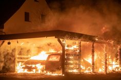 Beim Eintreffen der Kameraden der Freiwilligen Feuerwehr stand das Carport bereits in Vollbrand.