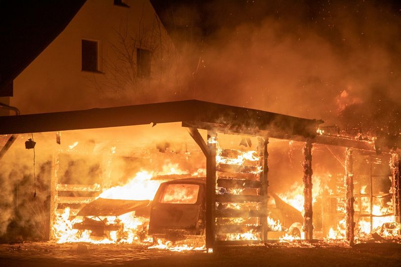Beim Eintreffen der Kameraden der Freiwilligen Feuerwehr stand das Carport bereits in Vollbrand.