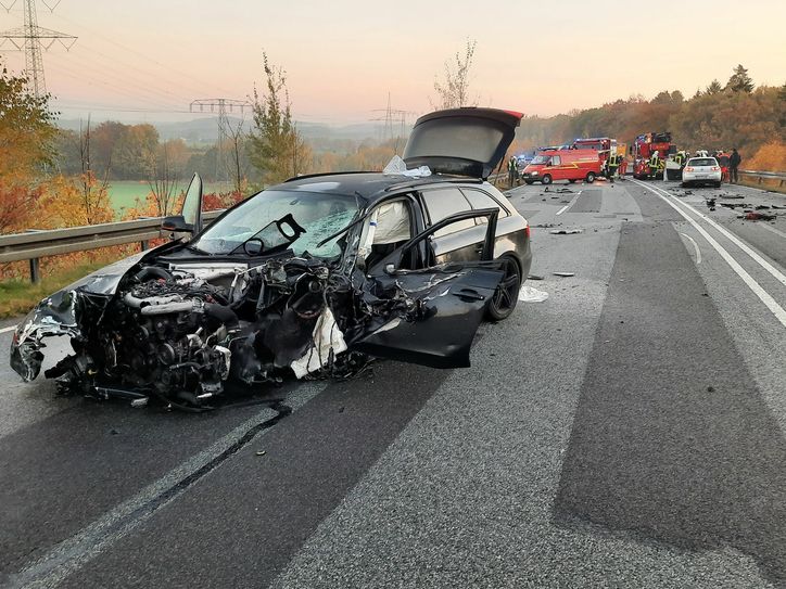 Ein schwerer Verkehrsunfall ereignete sich heute morgen auf der S 156 zwischen Putzkau und Neustadt. Fotos: Rocci Klein