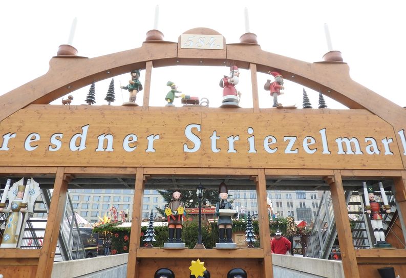 Am 28. November gegen 16 Uhr gehen die Lichter offiziell wieder an auf dem 584. Dresdner Striezelmarkt Foto: Pönisch