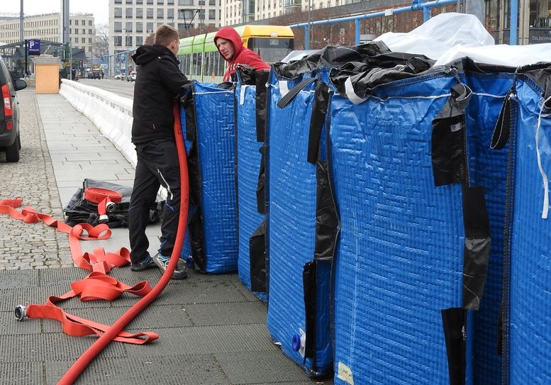 Diese Behälter werden aktuell (Dienstagnachmittag) mit Wasser befüllt