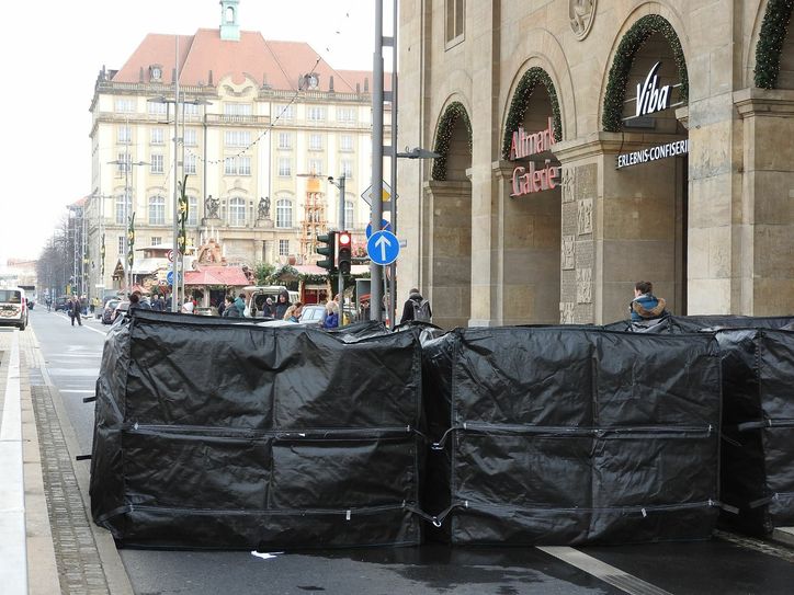 Die sogenannten Indutainer sind mit Wassergefüllt (hier Wilsdruffer Straße Höhe Fußgängerüberweg)