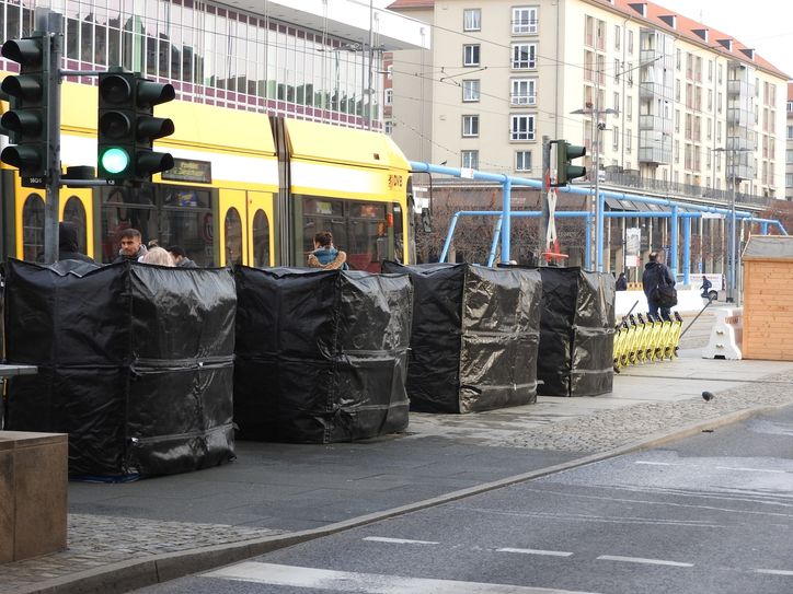 Diese Indutainer stehen direkt am Ampelübergang Richtung Schloss