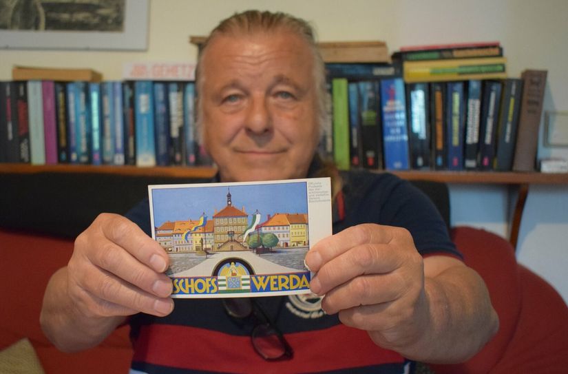 Johannes Haase ist ein leidenschaftlicher Postkartensammler. Die Karten sorgen regelmäßig für viel Rätselspaß bei unseren Leserinnen und Lesern.               Foto: spa