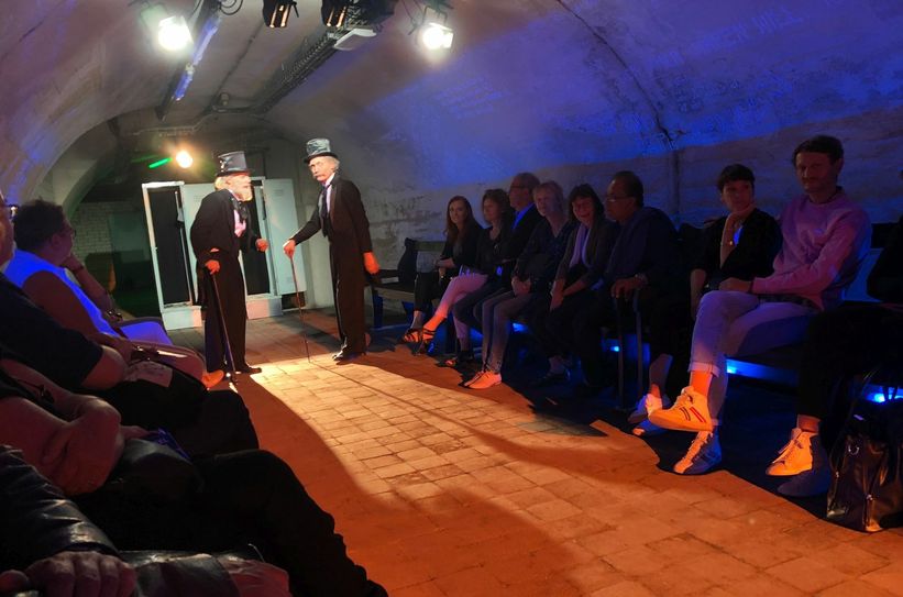 Im Bahnsteigtunnel begibt man sich in die Zwischenwelt und erlebt den verstorbenen Theodor Fontane und seinen Widersacher Theodor Storm. Foto: Petser Aswendt