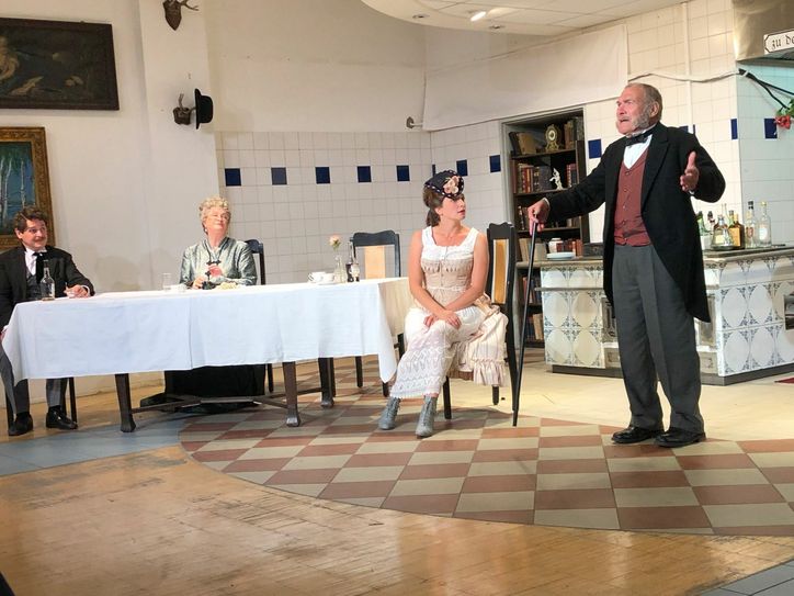 Im „Weißen Hirsch” erfährt man, das Cognac-Kaffee das Leben verlängert. Foto: Petser Aswendt
