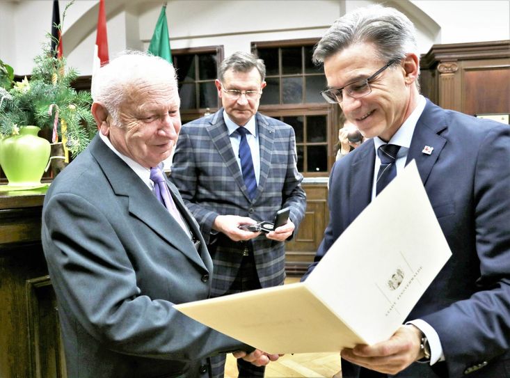 Manfred Rothe bekommt die Louis-Schiller-Medaille als Ehrenamtsauszeichnung der Stadt Finsterwalde von Bürgermeister Jörg Gampe überreicht. Foto:ws