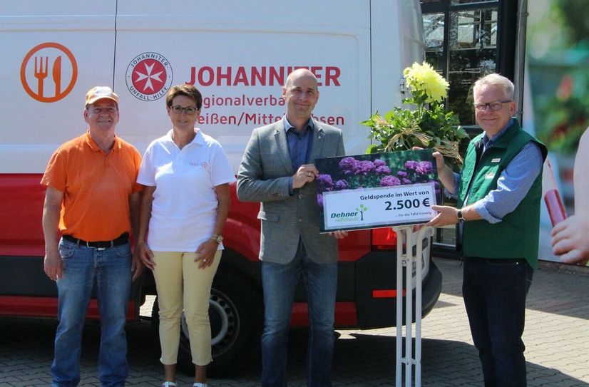 Thomas Rother (re.), Marktleiter des Dehner Coswig, überreicht Dirk Roscher (li.), Mitglied des Johanniter-Regionalvorstandes Meißen/Mittelsachsen, den Spendenscheck. Mit dabei sind Steffen Stein (Bundesfreiwilligendienst Tafel Coswig) und Kathrin Schröder (Koordinatorin Ehrenamt).