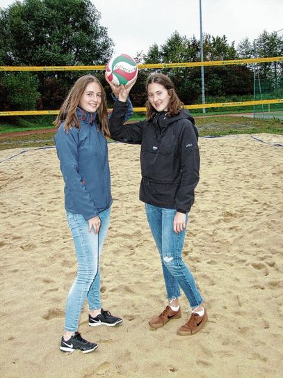 Katharina Ullrich (l.) und Anne Kurzetz freuen sich schon auf das kommende Jahr, dann werden sie in den Sommermonaten nach Herzenslust auf dem neuen Beachvolleyballplatz in Elstra baggern und pritschen. Foto: Rainer Könen