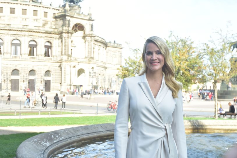 Judith Rakers freut sich sehr auf die Moderation des 15. SemperOpernballs an der Seite von Roland Kaiser. Foto: Schiller