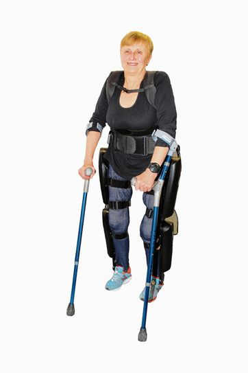 Margitta Hoffmann im ReWalk-Exoskelett. Foto: sts