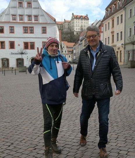 Auch OB Klaus-Peter Hanke traft den Friedenswanderer auf dem Pirnaer Marktplatz. Foto: D. Förster