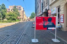 Auf die Altmarkt-Sperrung für den Fahrzeugverkehr wird jetzt - neben den offiziellen Verkehrszeichen - mit einem freundlichen Schild hingewiesen.