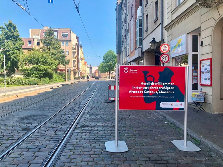 Auf die Altmarkt-Sperrung für den Fahrzeugverkehr wird jetzt - neben den offiziellen Verkehrszeichen - mit einem freundlichen Schild hingewiesen.