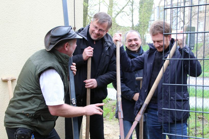 Tierparkdirektor Dr. Sven Hammer, der Görlitzer Bürgermeister für Kultur, Bauen und Stadtentwicklung, Ordnung und Sicherheit, Dr. Michael Wieler, der Bundestagsabgeordnete Michael Kretschmer und der Landtagsabgeordnete Octavian Ursu beim ersten Spatenstich. Foto: Keil