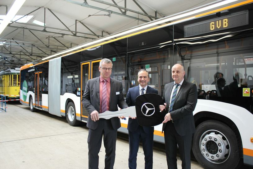 Am 31. Januar übergab Uwe Mauerhoff (links), Vertriebsbeauftragter bei Mercedes-Benz Omnibusse, den symbolischen Schlüssel für den neuen Hybrid-Gelenkbus an Oberbürgermeister Octavian Ursu (Mitte) und GVB-Geschäftsführer Andreas Trillmich. Foto: Tony Keil