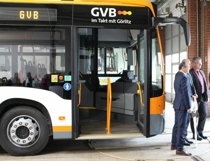 Der neue, dreiachsige Gelenkbus ist 18 Meter lang und bietet Platz für über 150 Fahrgäste. Foto: Tony Keil
