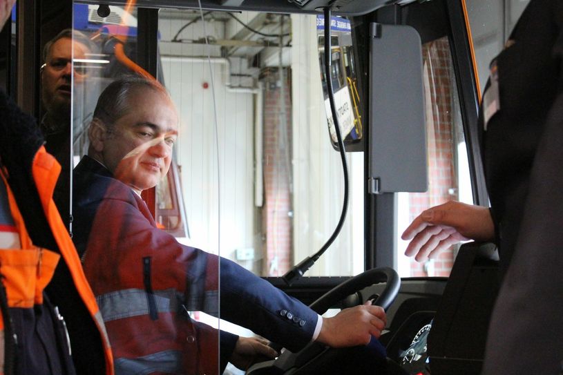 Oberbürgermeister Octavian Ursu lässt sich die Technik im neuen Bus erklären. Foto: Tony Keil