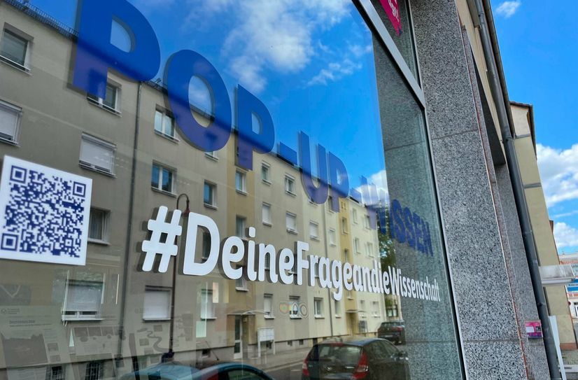 Der Pop-Up-Store auf der Straße der Glasmacher wurde im März eröffnet. Er kann auch außerhalb der Workshops besucht werden. In ihm werden auch Wissenschaftsexponate und -projekte der TU Dresden präsentiert.