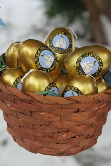 So sehen die goldenen Eier aus, die eine einjährige Gratismitgliedschaft in der SG Eintracht Peitz versprechen. Foto: jho