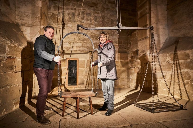 Andrej Pawluschkow (li.), Kurator der neuen Sonderausstellung und Dr. Angelika Taube, Geschäftsführerin der Festung Königstein gGmbH präsentieren die legendäre Personenwaage Augusts des Starken. Foto: Marko Förster