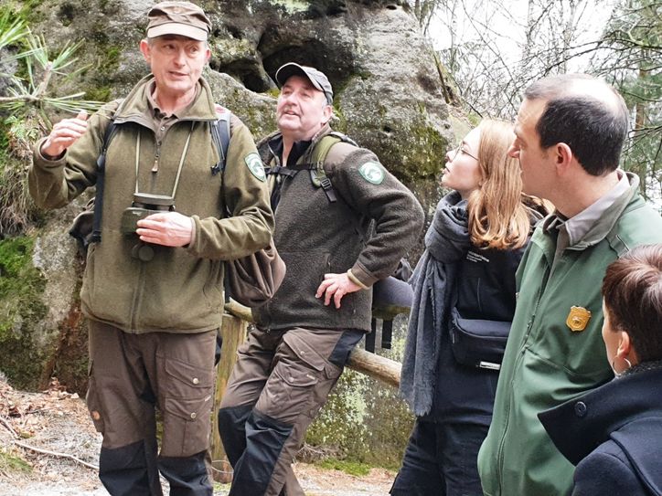 Maik Hille und Uwe Neumann (v.l.) von der Nationalparkwacht mit Kevin B. Schneider (2.v.r.), Christina Theodorakis (r.) von der US-Botschaft und FÖJ-lerin Luisa Köblitz (3.v.r.). Foto: Hanspeter Mayr