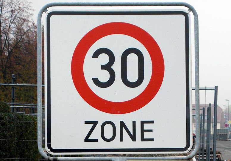 Tempo 30 gilt künftig landesweit vor allen sozialen Einrichtungen, also Kitas, Schulen und Senioreneinrichtungen. Foto: Archiv / Keil