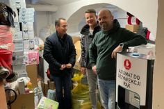 V.l.: Bürgermeister Wojciech Lis, Stadtverordneter Bork Lange und Bürgermeister Jens Richter bei einer Hilfsaktion im Frühling