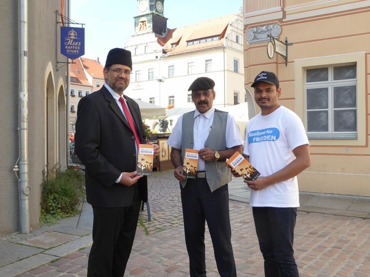 V. l. n. r.: Der Pressesprecher der Ahmadiyya-Muslime in Deutschland, Mohammad Dawood Majoka, der Dresdner Imam Tarig Riaz Mazhar und der Organisator Zaheer Ahmed. Foto: Stabenow