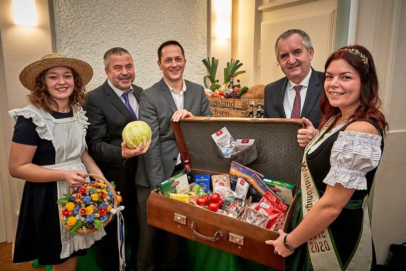 In Pirna gabs den Auftakt für die Grüne Woche. Mit dabei (v.l.): Das Sebnitzer Blumenmädchen Alexandra Lauermann, Landrat Michael Geisler, Thomas Kunack (stellvertretender Vorsitzende des Tourismusverbandes „Sächsische Schweiz e.V.“ und Bürgermeister von Bad Schandau), Landwirtschaftsminister Thomas Schmidt und die Sächsische Waldkönigin Gina Maria Jacob. Foto: Marko Förster