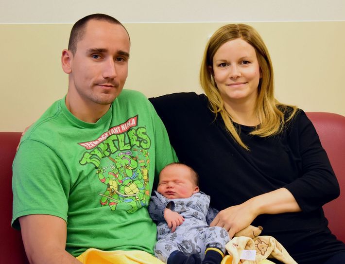 Die Eltern Tobias und Ann-Kristin mit ihrem Sohn Fritz. Foto: : Uniklinikum Dresden / Holger Ostermeyer