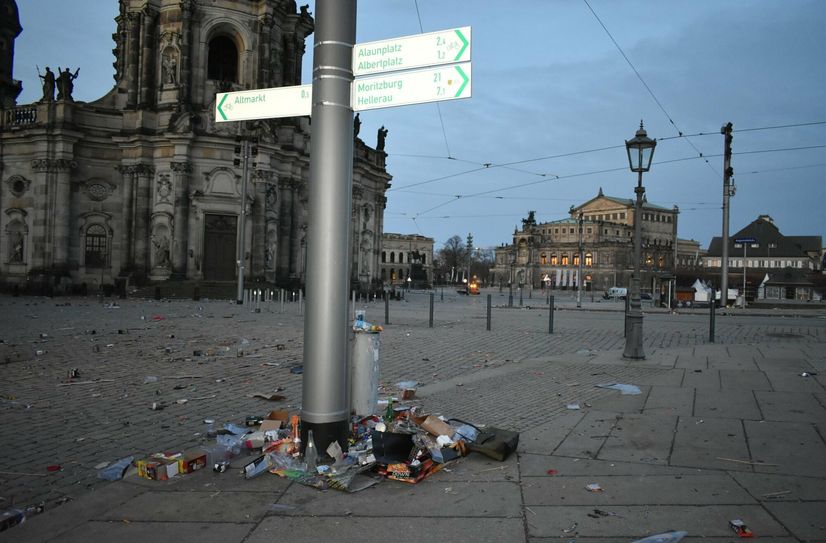 Am Morgen bot sich der Stadtreinigung auf der Brühlschen Terrasse und dem Schloßplatz ein "Schlachtfeld".  Selbst an der Hofkirche standen massenhaft Flaschen und die Reste von Böllern.