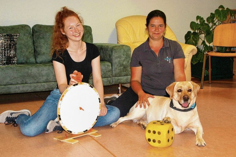 Die angehende Sozialversicherungsfachangestellte Lisa Liß (l.) begleitet in ihrem Praktikum Rebecca Nusime bei der Tiergestützen Förderung »Helfende Pfötchen« auch beim Besuch im Haus »Fürstenberg« der Lebenshilfe in Meißen. Foto: Farrar