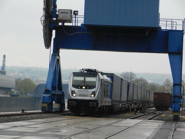 Die Lok bringt einen Zug aus Pirna in den Alberthafen, der ent- und neu beladen wird.