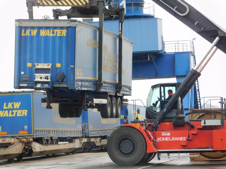 Der Reach-Stacker greift die Trailer ähnlich wie Container und hebt sie vom Waggon.