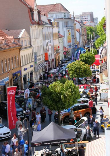 Buntes Treiben auf der Hauptstraße ganz unter dem Motto: Auto.   Foto: Archiv
