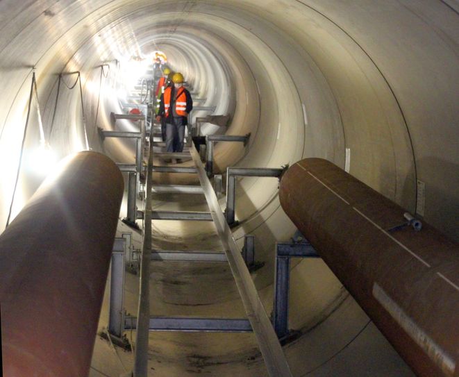 Im Tunnel, gut sichtbar die beiden Stahlschienen links und rechts, auf die in den nächsten Tagen die beiden Metallleitungen (je 50 cm Durchmesser) gelegt werden