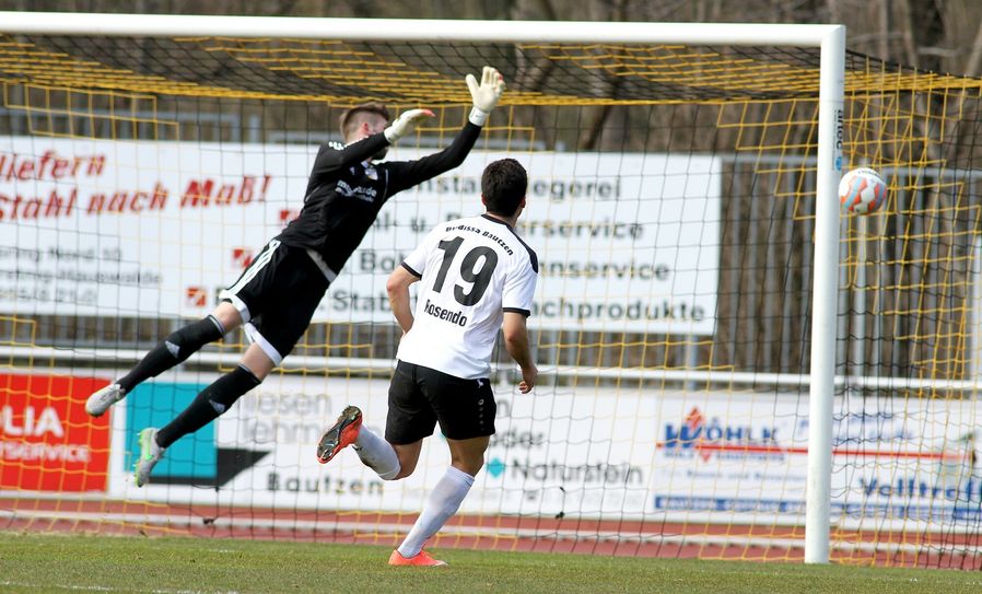 Knapp daneben ist auch dabei: Budissa-Spieler Ezequiel Horacio Rosendo will den Ball scheinbar ins Tor reinschauen – ohne Erfolg. Foto: Zettl