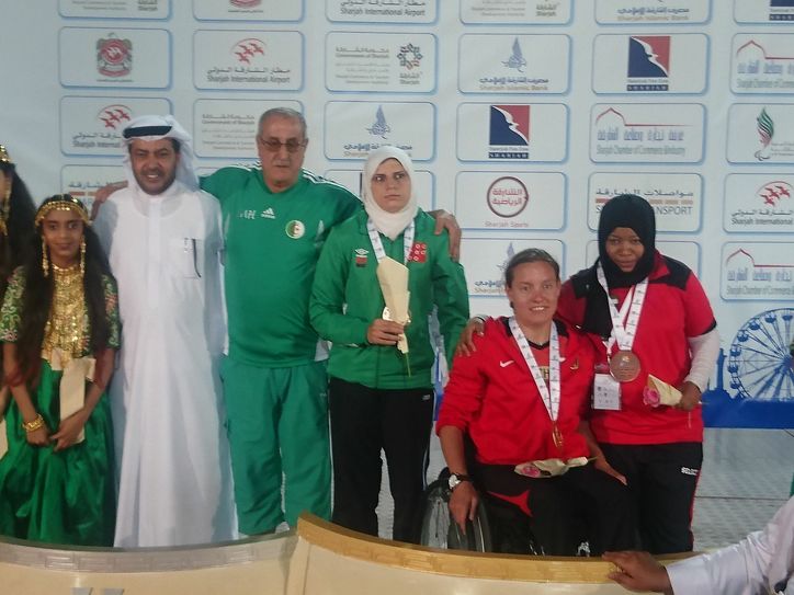 Frances Herrmann (2. v. re.) überzeugte in den Vereinigten Arabischen Emiraten und knackte die Norm für die Paralympics. Foto: privat