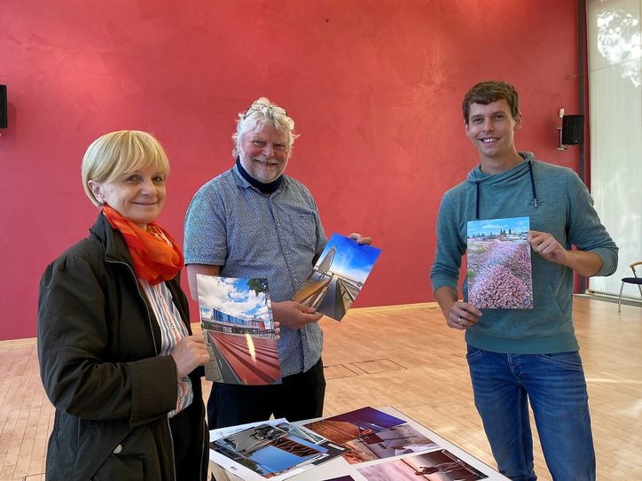 Heike Schumann Marketingchefin der Stadtwerke Cottbus, Klaus Schwarz, Geschäftsführer des Landschaftspflegeverbandes Spree-Neiße e.V. und Robert Büschel, Museumspädagoge am Stadtmuseum Cottbus gehörten neben anderen zur Jury, die die Fotos für den Kalender und die besten drei bereits schon Ende August auswählten. Foto: Tudyka.PR