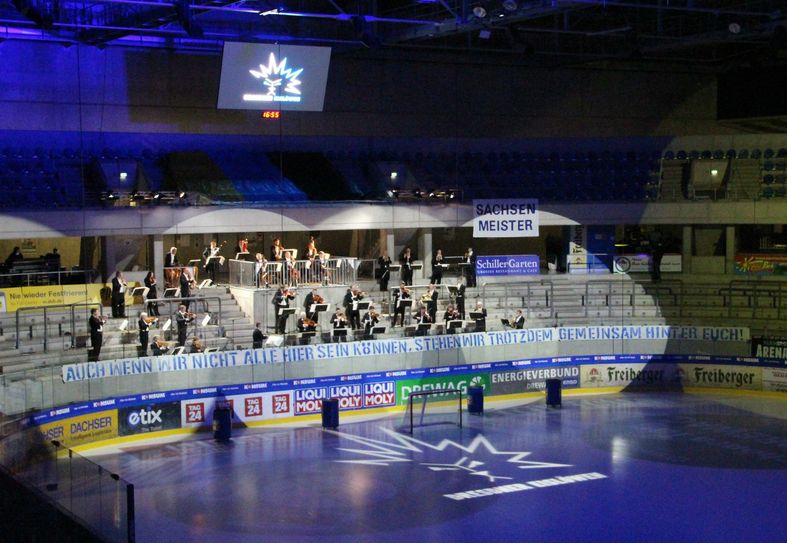 Aktion „MitOhneEuch“ – Die Sächsische Staatskapelle zu Gast im Löwenkäfig. Foto: Büttner