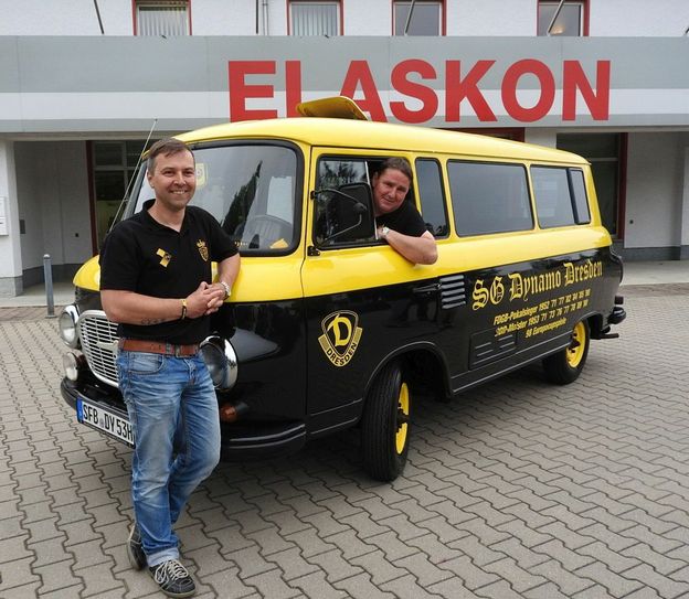 Ronny Paulo (li.) und Reiner Schulze (der einzige Barkasjunge, der älter als das Auto ist).            Foto: cpö