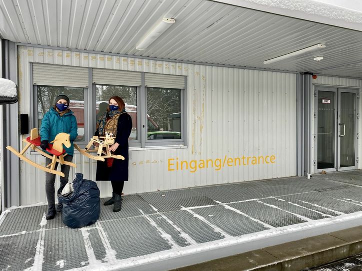 Lehrkräfte der Berufsfachschule für Sozialwesen am Standort Dresden, Stauffenbergallee 4, haben eine interne Sammelaktion für jenen Menschen gestartet, die ab 18. Januar in die Unterkunft auf der Stauffenbergallee einziehen werden. Die Lehrerinnen Katharina Schmidt und Lisa Sophie Ruff übergaben stellvertretend für das gesamte Kollegium der Sozialassistenten am 15. Januar  mehrere Kleidersäcke an Frauen-, Kinder- und Herrengarderobe sowie Spielzeuge an die Einrichtung. Foto: DPFA Bildungszentrum Dresden
