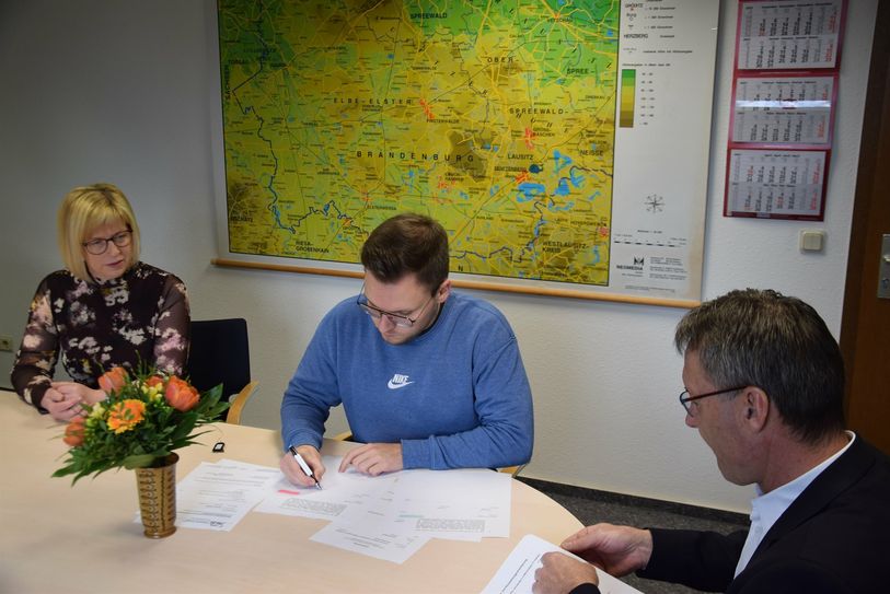 Jonathan Marten (m) hat seine Ausbildung mit Bravour beendet.