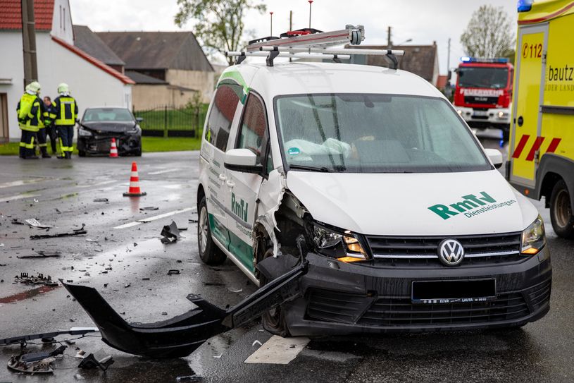 Zwei Fahrzeuge kollidierten am Abzweig Siebitz miteinander.