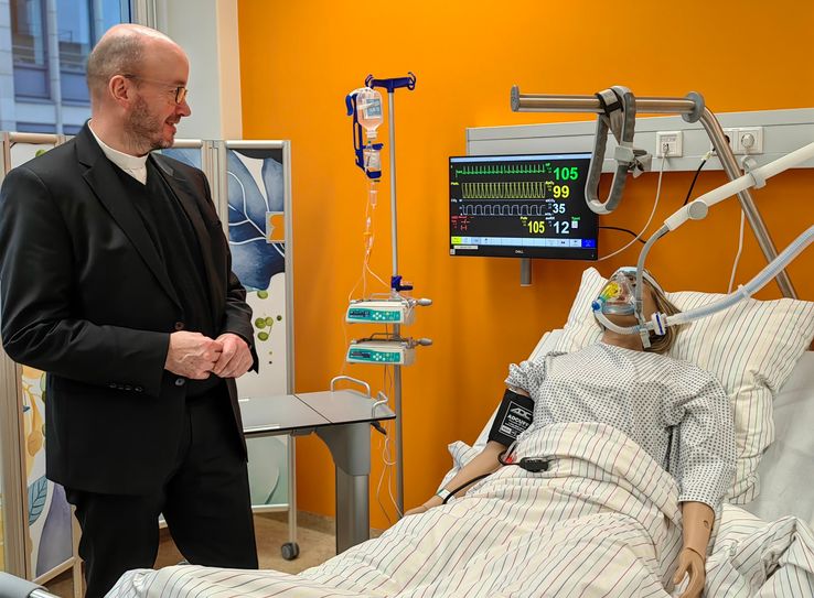 Tobias Bilz, Landesbischof der Evangelisch-Lutherischen Landeskirche Sachsen, im Simulationslabor der evangelischen Hochschule.